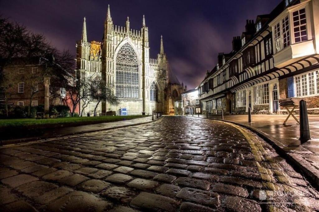 Loveyork Priory Apartment - Central With Parking Bagian luar foto