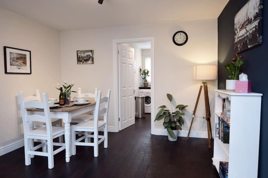 Loveyork Priory Apartment - Central With Parking Bagian luar foto