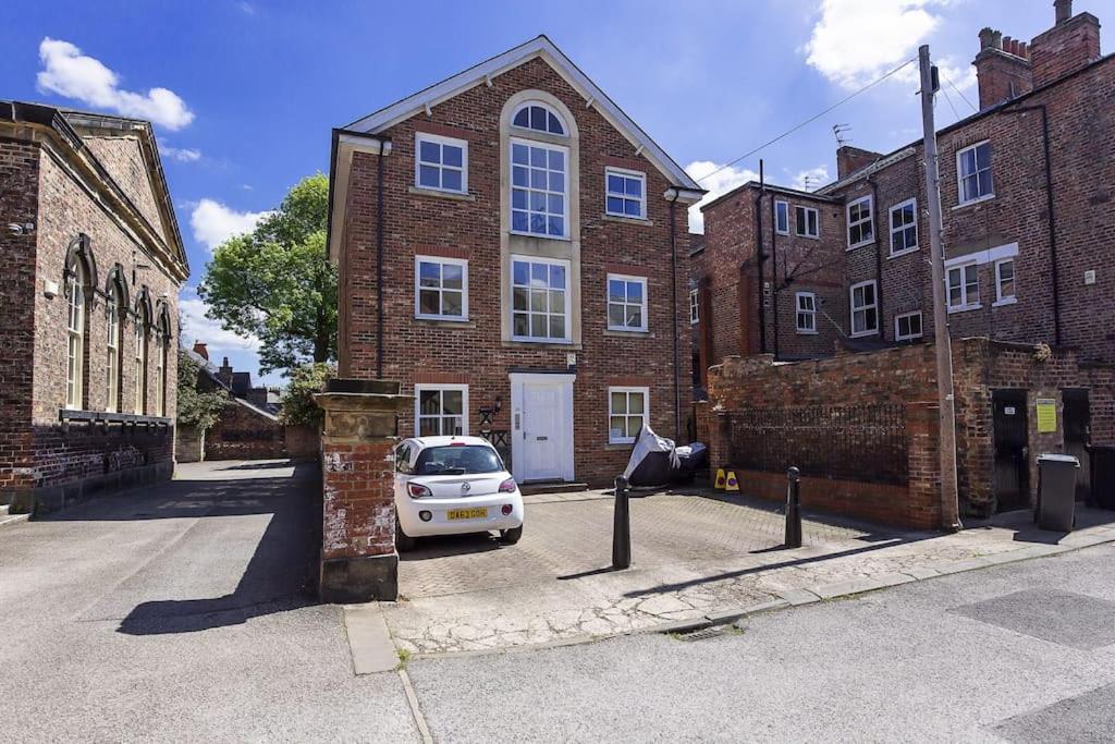 Loveyork Priory Apartment - Central With Parking Bagian luar foto